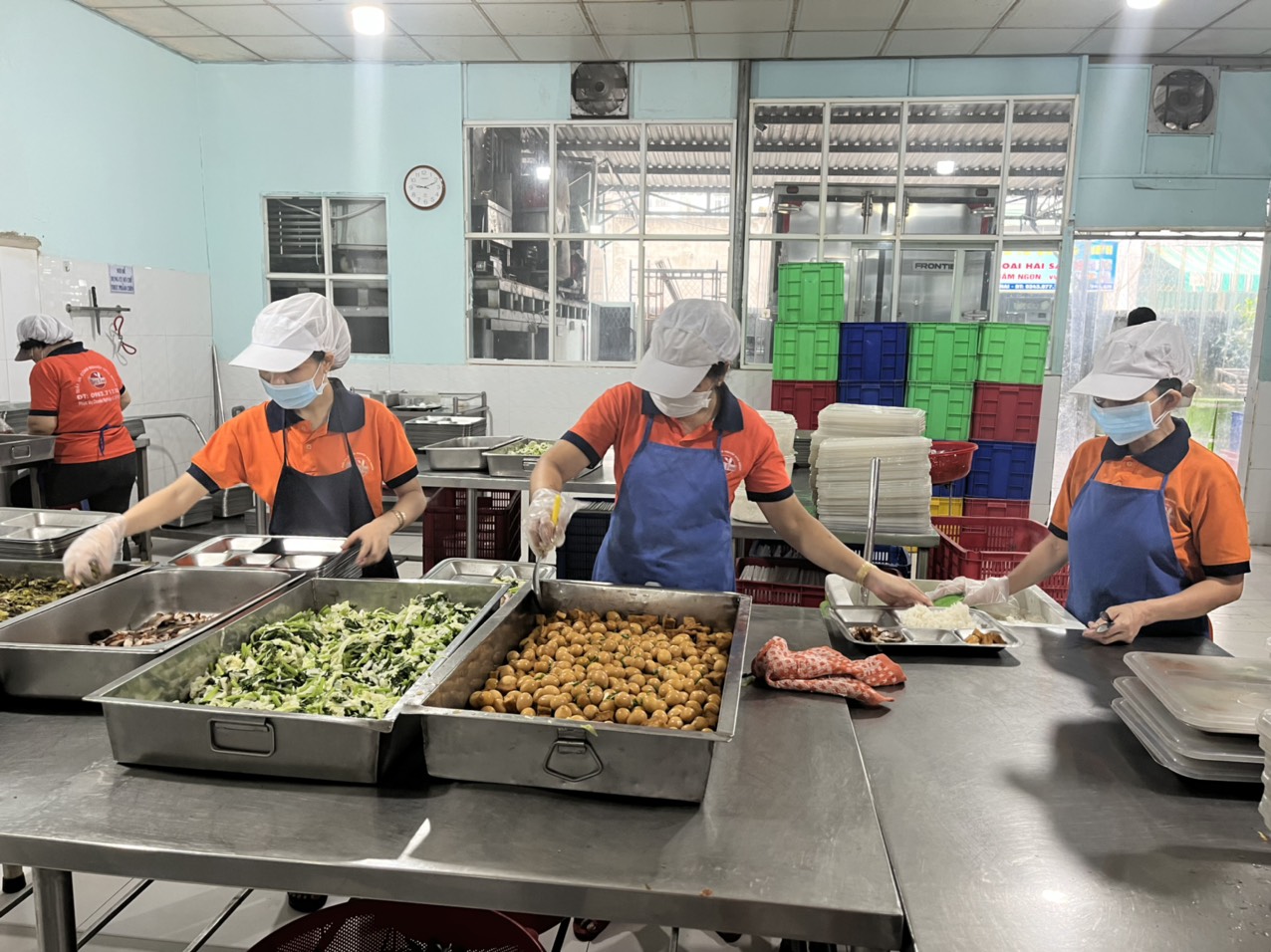 Nhân viên Best Food phục vụ và chia suất tại nhà ăn